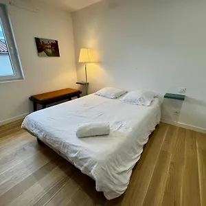 Privee Climatisee Avec Salle De Bains Partagee-le Sapin Genay (Rhone)